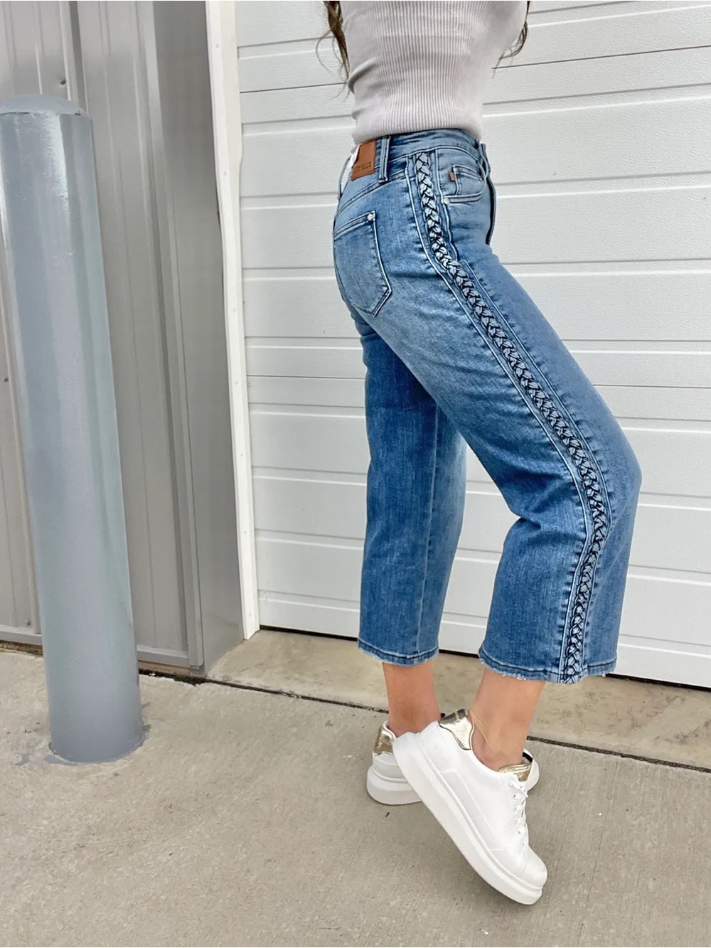 Judy Blue Chloe Braided Accent Wide Leg Crop Jeans Size 3/26 - Picture 2 of 4